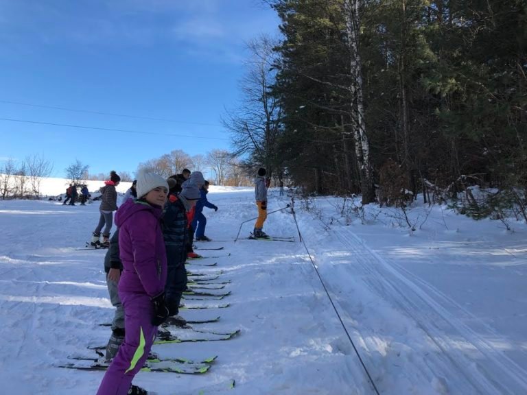 Ski lift i škola SKIJANJA za djecu u TARČIN FOREST RESORTu