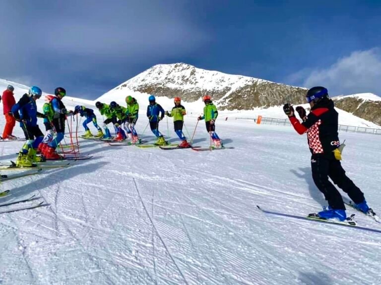 Naši mladi takmičari na priprema sa Ivicom Kostelićem na austrijskim glečerima